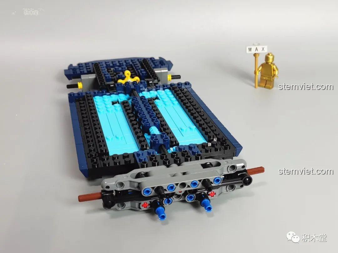 Hệ thống lái phía trước của Mould King 10017 Rolls-Royce Cullinan đang được lắp ráp.