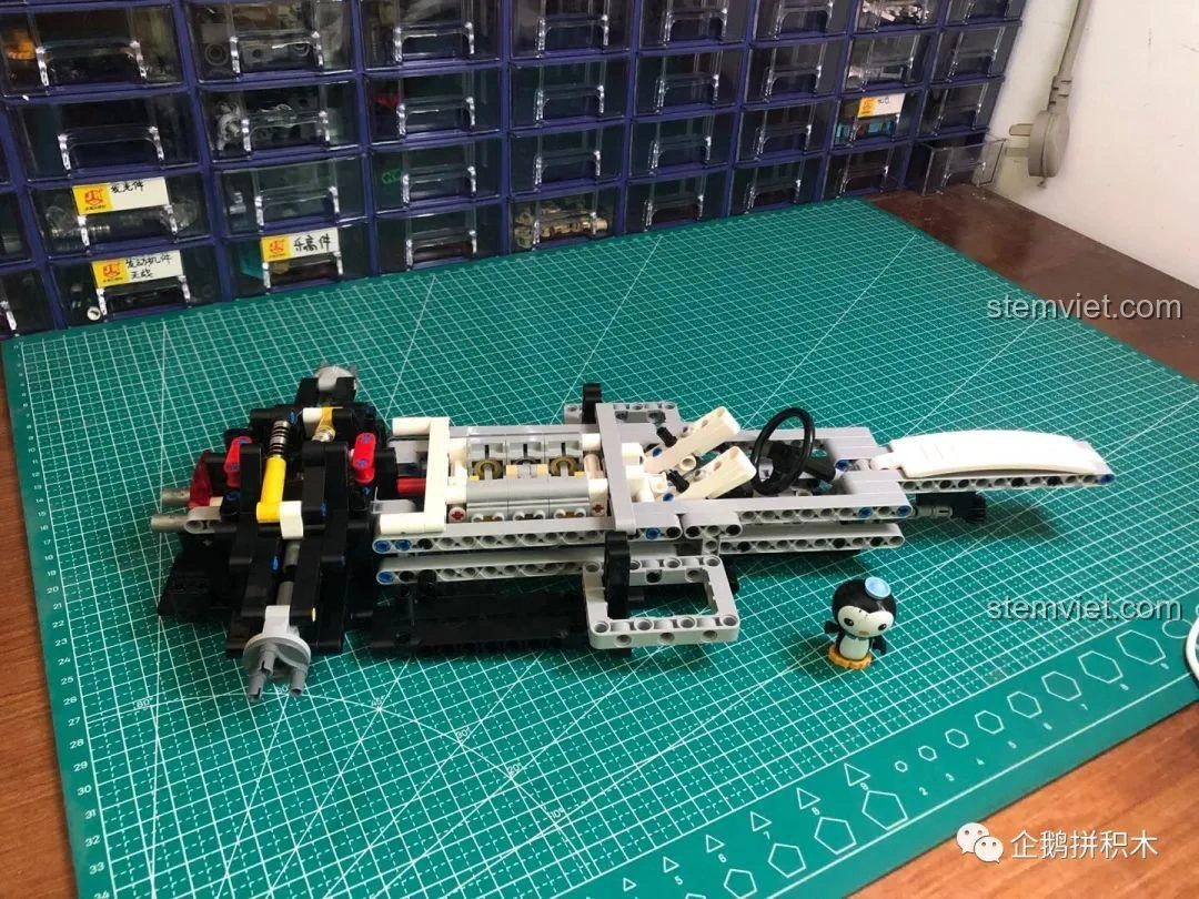 Hệ thống lái phía trước của mô hình Mould King 13117 F1 Xe Đua, sử dụng bánh răng để điều khiển hướng.