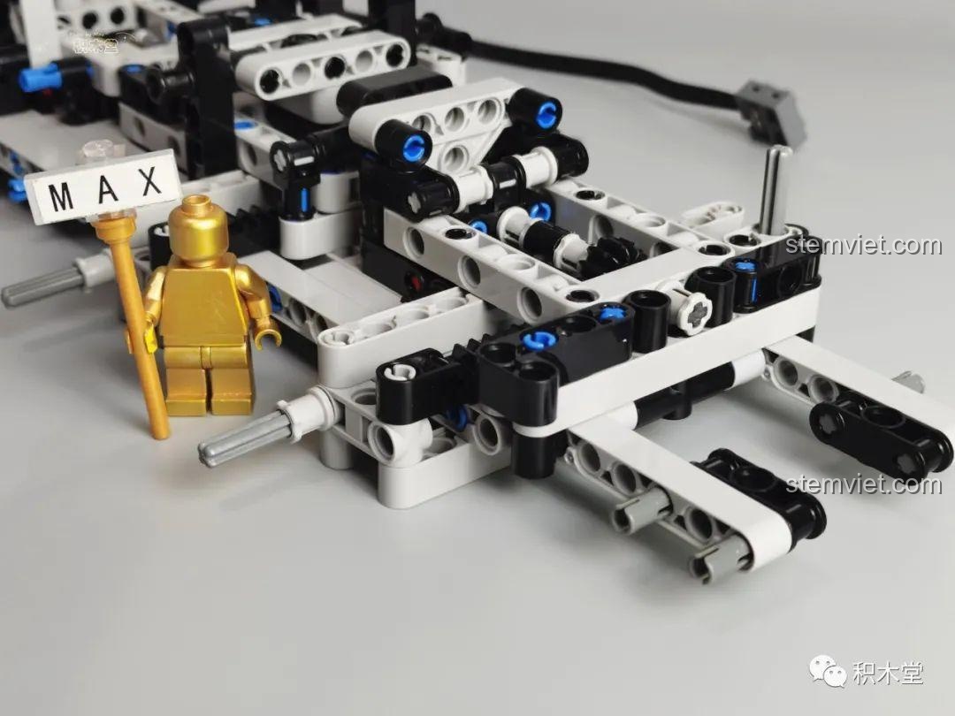 Hệ thống lái của Taigaole T4004 Xe Cẩu Bánh Lốp đã hoàn thành, sẵn sàng cho việc điều khiển.