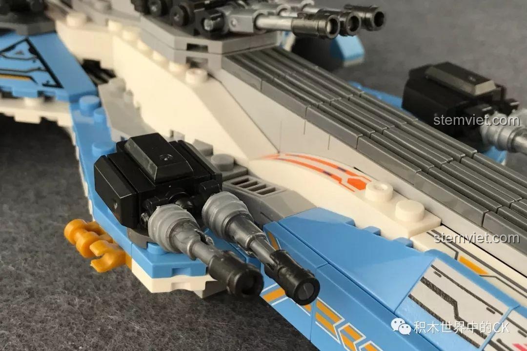 Hệ thống pháo có thể xoay được trên thân tàu, tăng tính tương tác cho bộ đồ chơi lắp ráp Tàu Mẹ Không Gian Xingbao XB13001.
