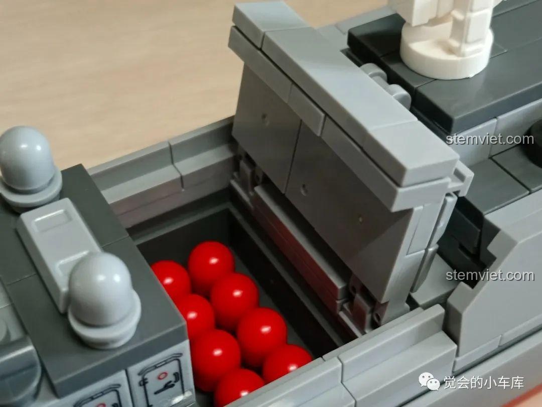 Hệ thống phóng tên lửa thẳng đứng trên tàu SEMBO 202029 được mô phỏng bằng các chi tiết tròn màu đỏ, một cách thể hiện sáng tạo.