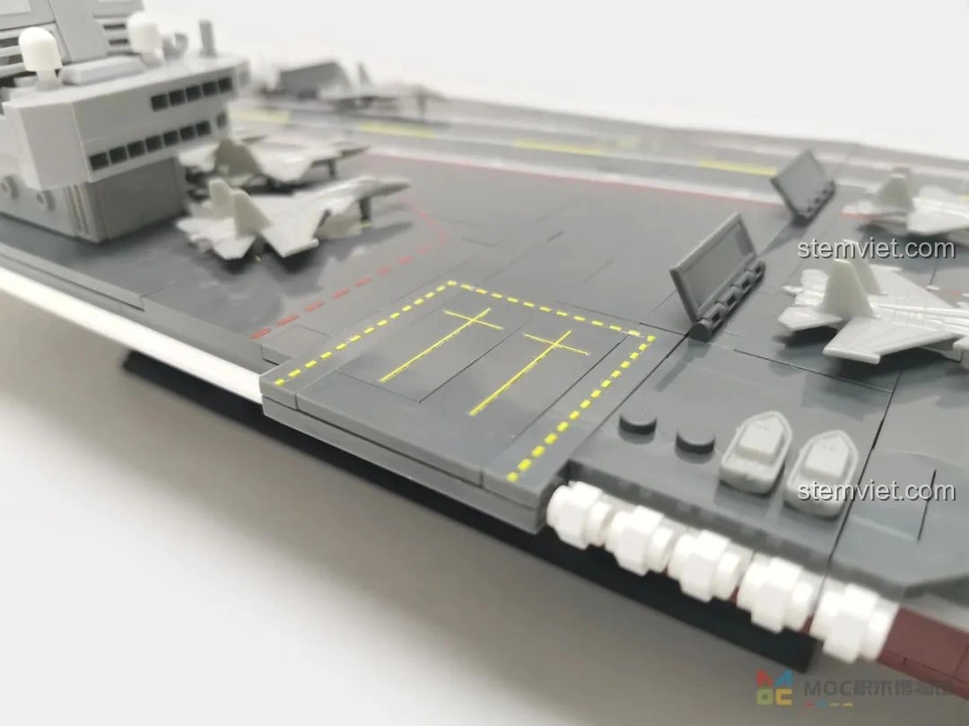 Hệ thống phòng thủ gần boong tàu sân bay Sluban M38-B1188, bao gồm pháo và tên lửa phòng không.