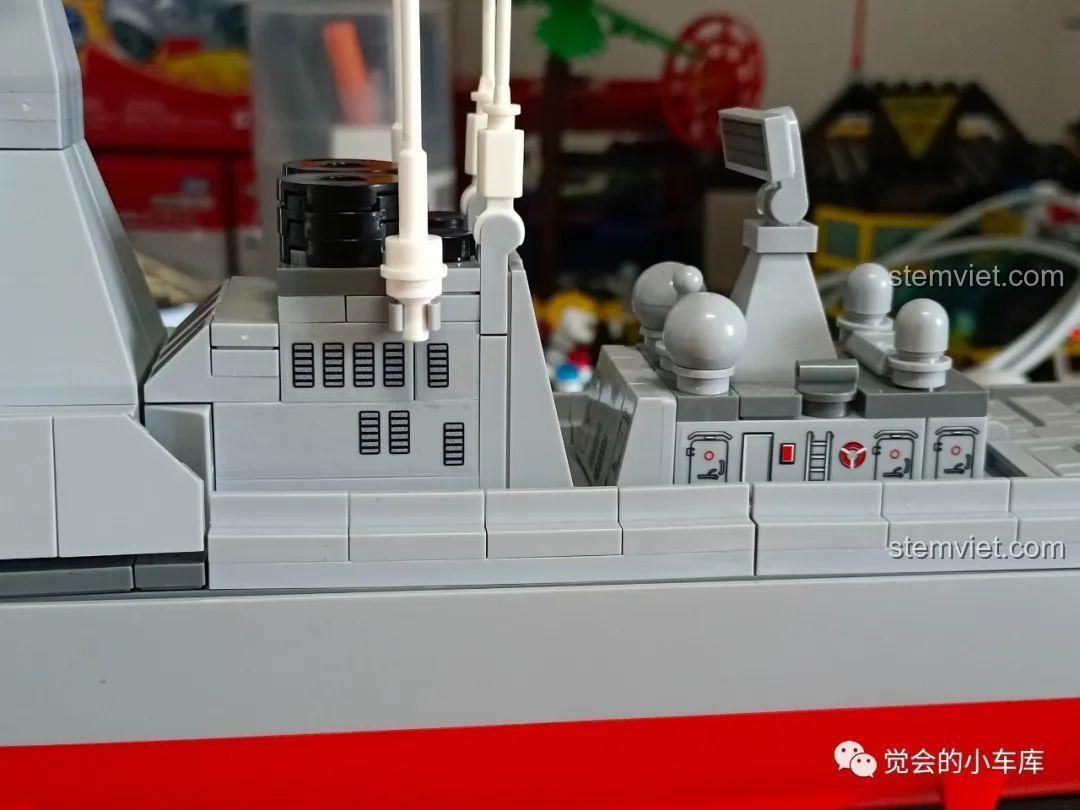 Cận cảnh hệ thống radar và ăng-ten trên cấu trúc thượng tầng của mô hình Tàu khu trục lớp Lữ Dương III, các chi tiết được làm rất tốt.