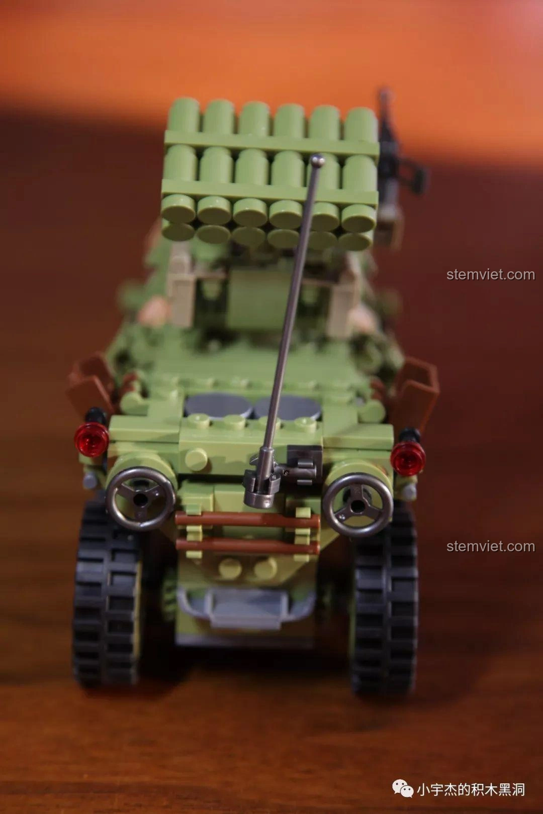 Hệ thống phóng rocket của xe bọc thép Panlos Brick 631007 có thể nâng lên.