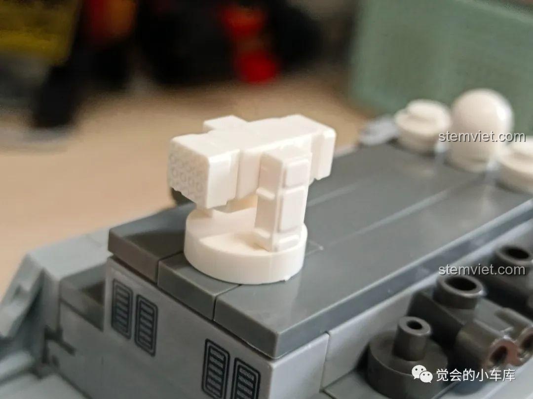 Cận cảnh hệ thống tên lửa phòng không tầm gần trên boong tàu mô hình SEMBO 202029, một chi tiết vũ khí quan trọng được tái hiện.