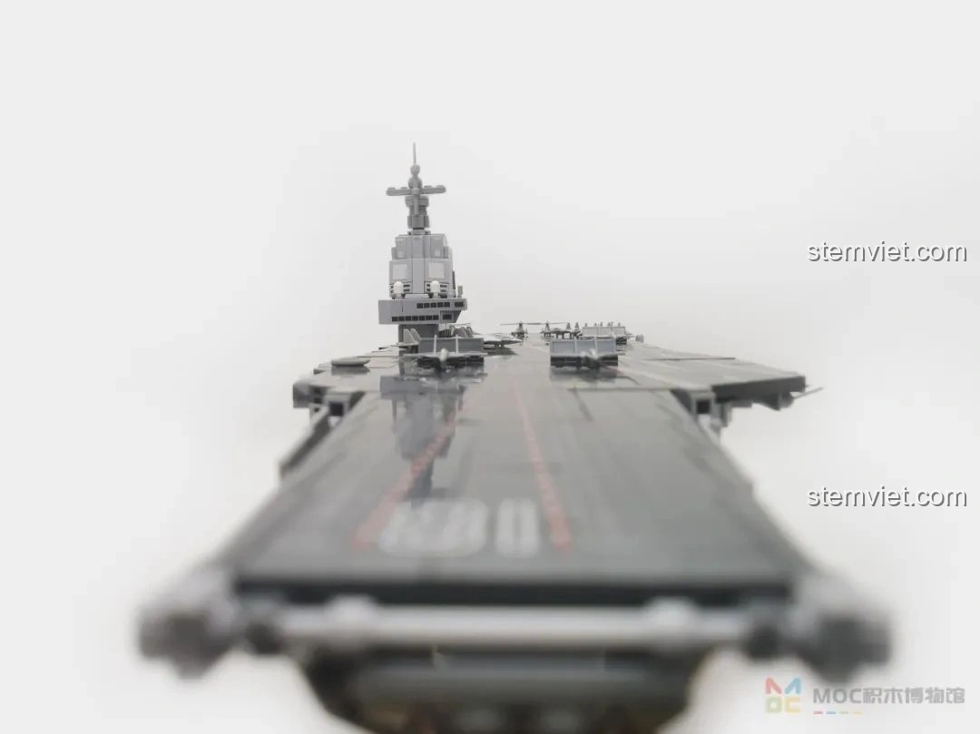 Hệ thống thang nâng máy bay ở hai bên hông tàu sân bay Phúc Kiến Sluban M38-B1188, có thể vận chuyển 4 máy bay cùng lúc.