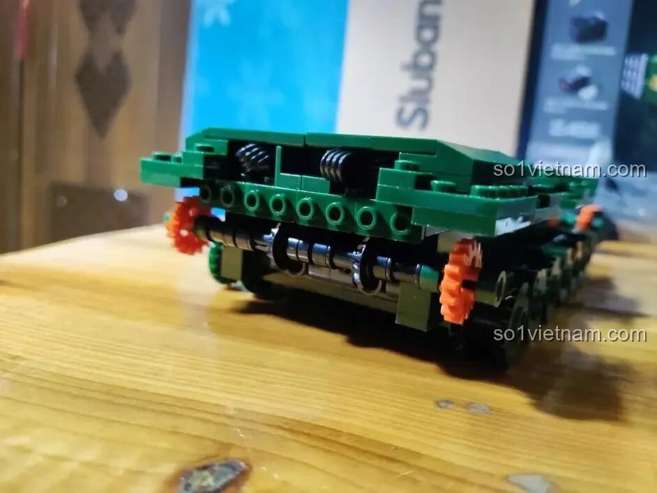 Cận cảnh hệ thống treo của cặp bánh xe phía trước trên mô hình xe tăng Sluban T-14 Armata.