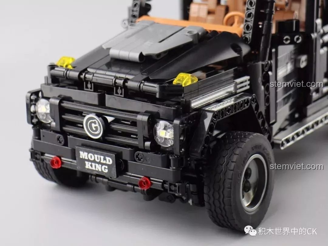 Cận cảnh hệ thống treo độc lập trên bánh trước của xe Mould King 13070, một tính năng kỹ thuật cao.