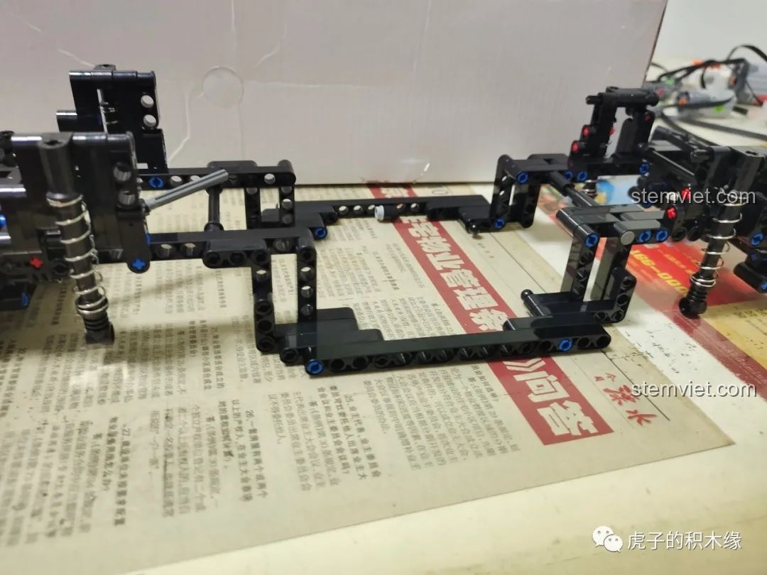 Cận cảnh sự chênh lệch độ cao giữa hệ thống treo trước và sau của xe Mould King 13124D.