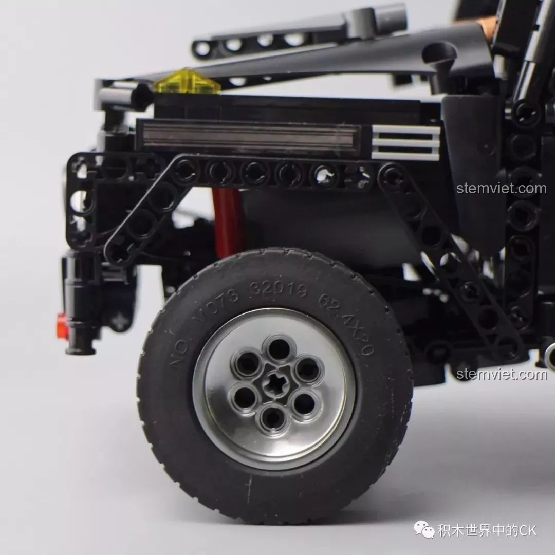 Cận cảnh hệ thống treo trên bánh sau của xe Mould King 13070, cho thấy khả năng đàn hồi tốt.