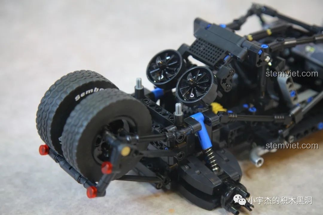 Hệ thống treo sau của xe SEMBO 715006 với hai bánh sơ cua được gắn.