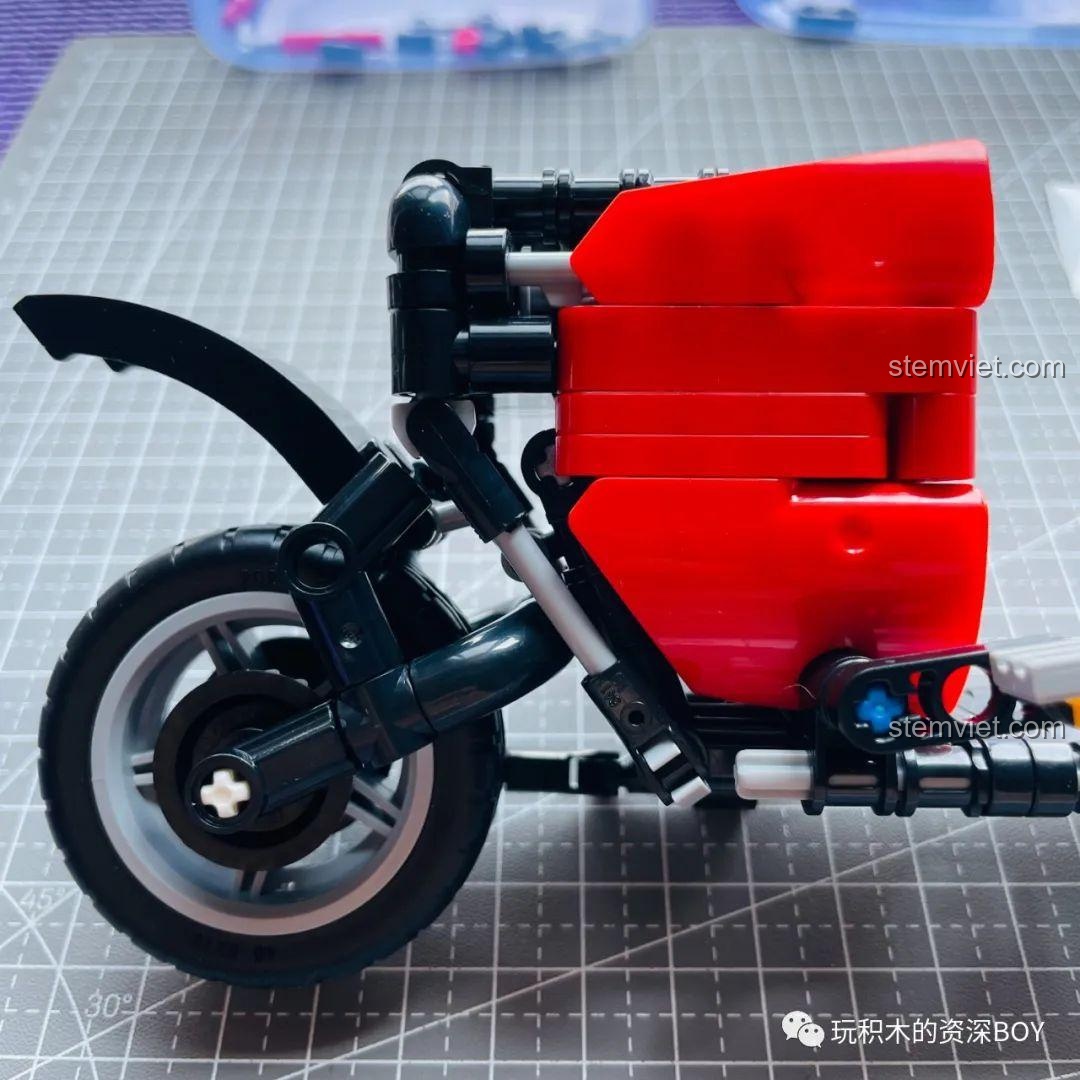 Cận cảnh hệ thống treo sau của bộ lắp ráp xe điện ZHEGAO QL1267, chi tiết kỹ thuật.