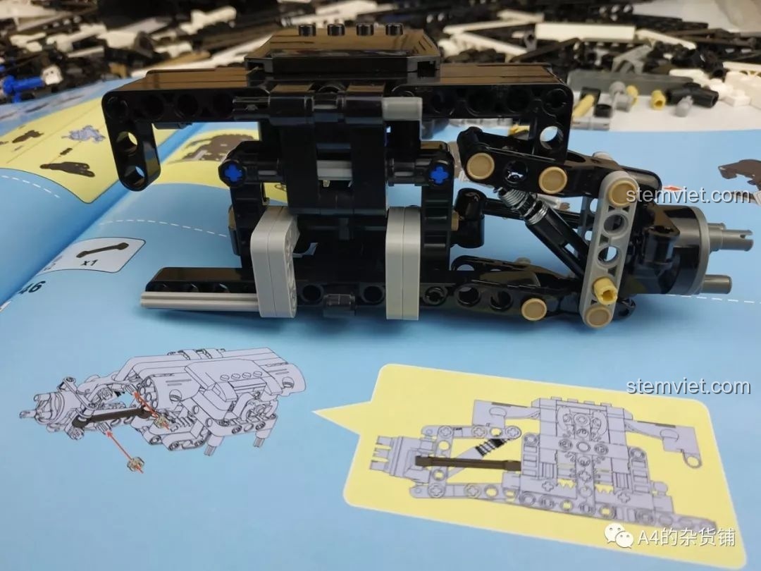 Cụm hệ thống treo trước của xe CaDA C61016, cho thấy các điểm kết nối có phần mỏng manh.