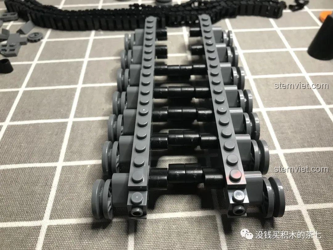 Hệ thống treo và phần đế xe tăng của bộ Jiazhi 0104 Leopard 2A7+ sau khi lắp ráp, chuẩn bị cho việc gia cố.