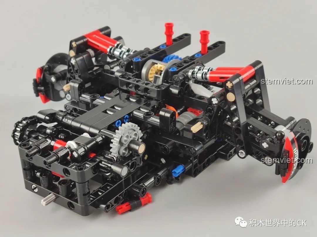 Cận cảnh hệ thống treo và bộ vi sai của bộ xếp hình Siêu bò Lamborghini Centenario đang được lắp ráp.