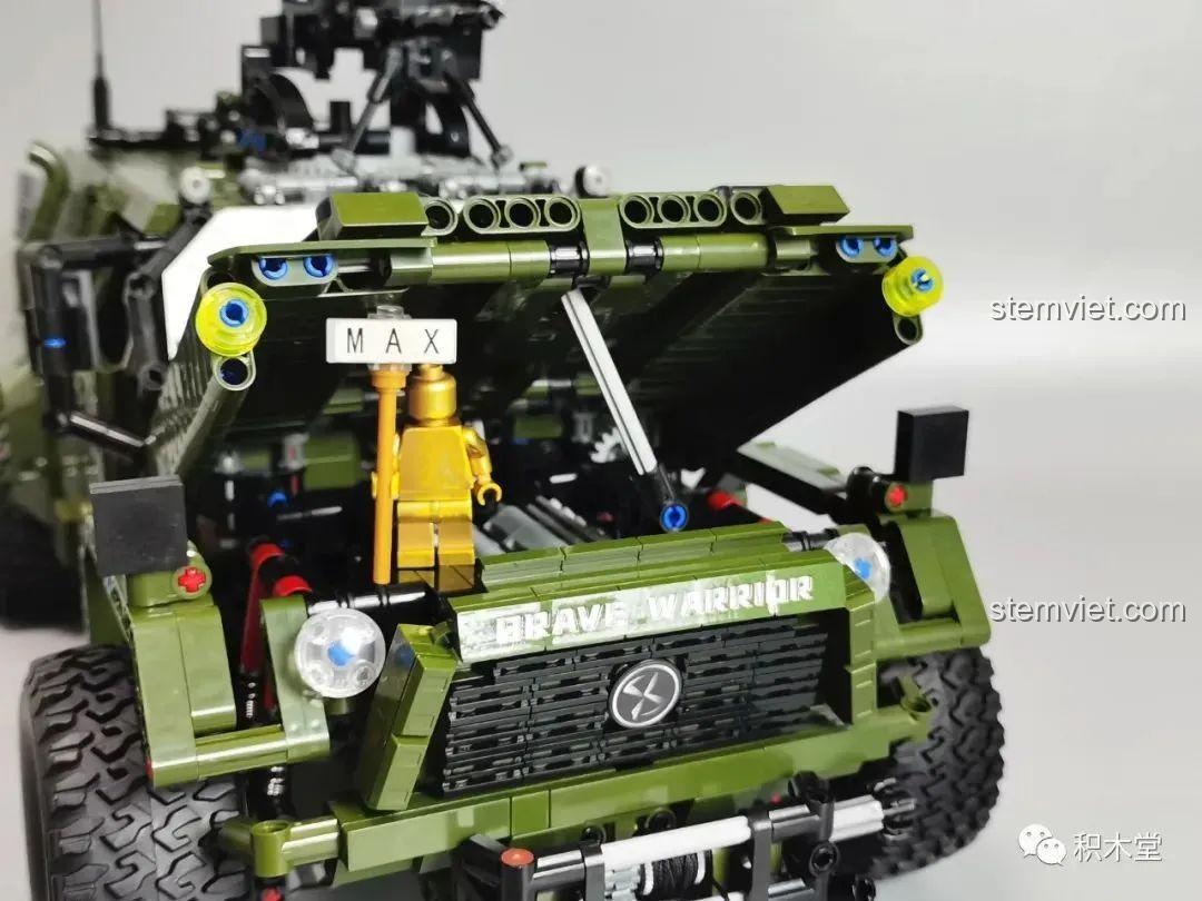 Bánh xe và hệ thống treo màu đỏ nổi bật của Xe Jeep Quân Sự Mạnh Mẽ Taigaole T4015, tạo dáng vẻ cao ráo.