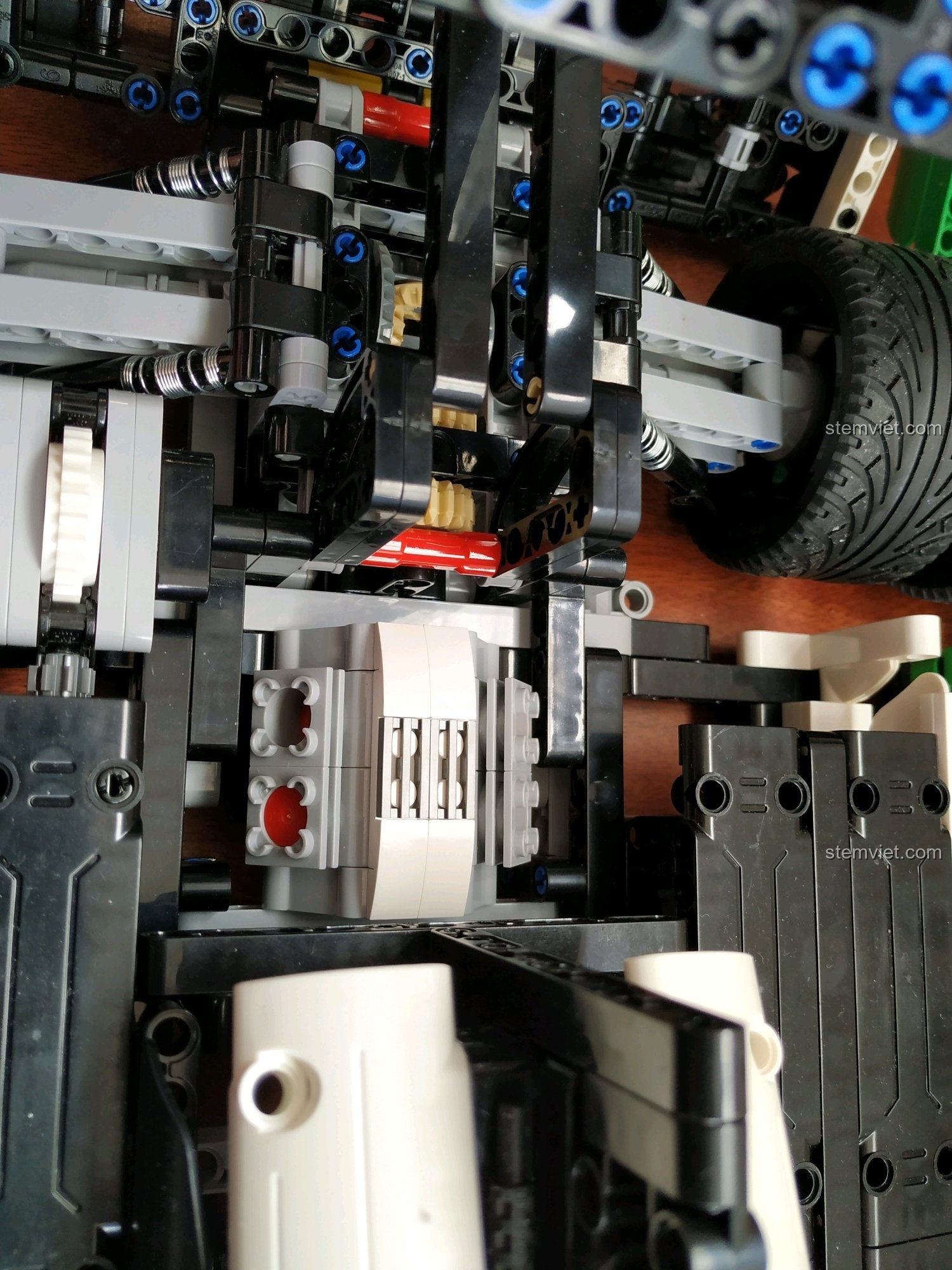 Cận cảnh chi tiết hệ thống truyền động và bánh răng của xe đua Porsche 919 Hybrid.