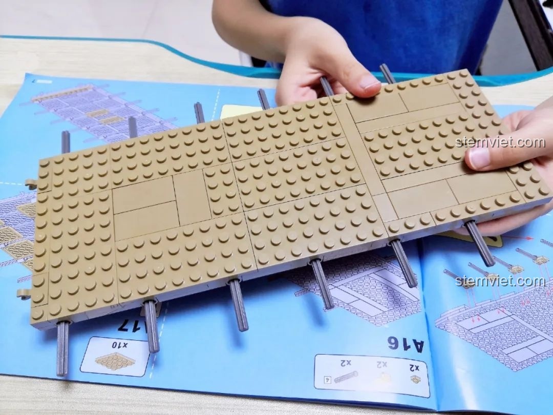 Cận cảnh hệ thống truyền động với bánh răng và trục của xe tăng CaDA T-90 Tank.