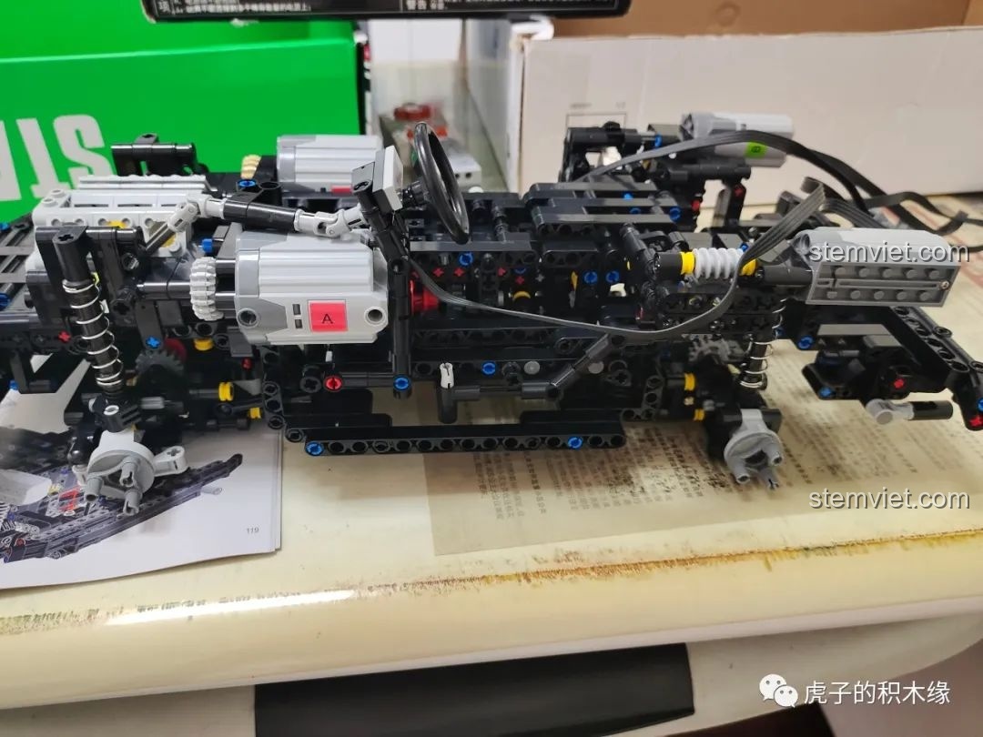 Toàn cảnh khung gầm xe Mould King 13124D với đầy đủ động cơ, hộp số và hệ thống treo.