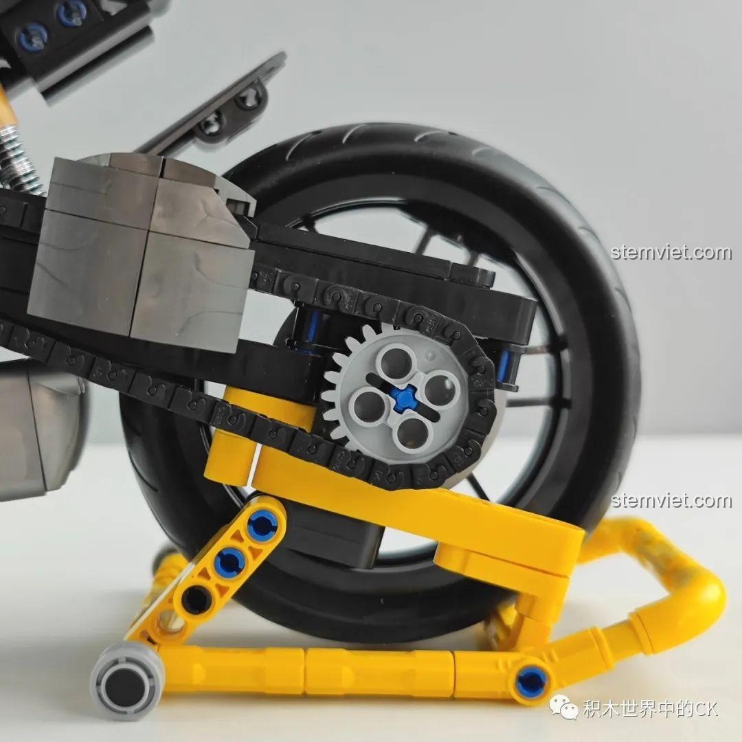 Hệ thống truyền động xích của đồ chơi mô hình Siêu tô Streetfighter V4 SP cho trẻ trên 14 tuổi.