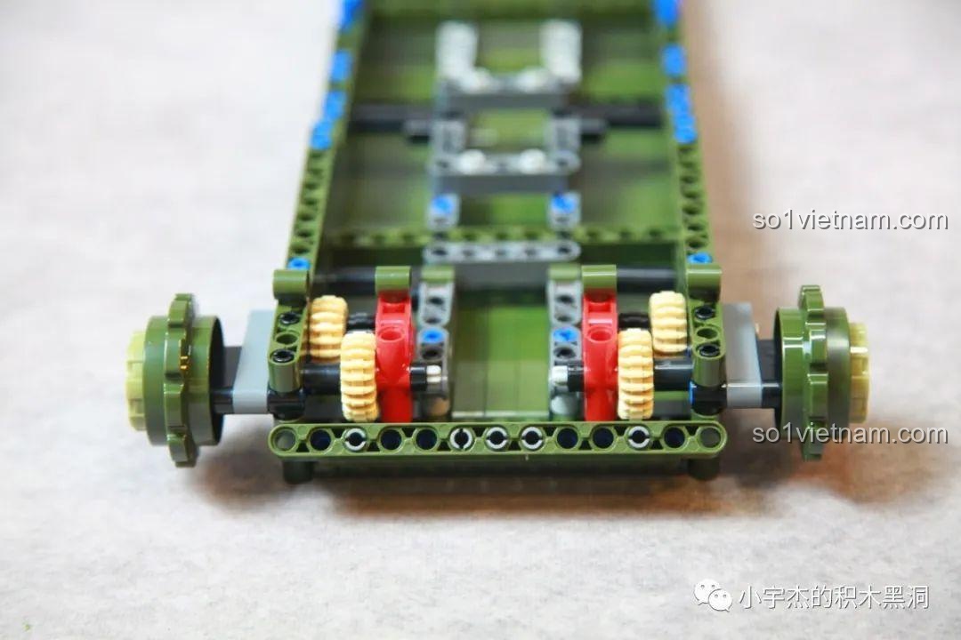 Hệ thống truyền động và bánh xe dẫn động phía trước của Taigao Le T4012 Xe Tăng Ferdinand đang được lắp ráp, chi tiết và chính xác.