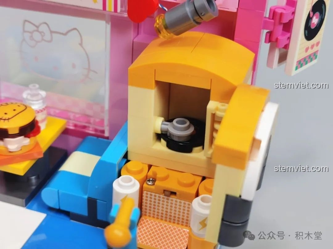 Toàn bộ bộ sưu tập đồ chơi lắp ráp Hello Kitty Bãi Biển TOP TOY đã lắp ráp hoàn chỉnh, bao gồm 4 cảnh biển nhỏ và nhà hàng lớn.