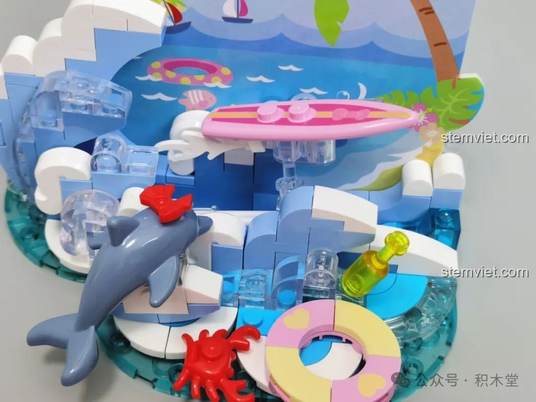 Cận cảnh các chi tiết của bộ Lướt Sóng Mùa Hè (TC2325) như ván trượt, phao bơi, cua biển và chai nước, thể hiện sự phong phú của đồ chơi lắp ráp.