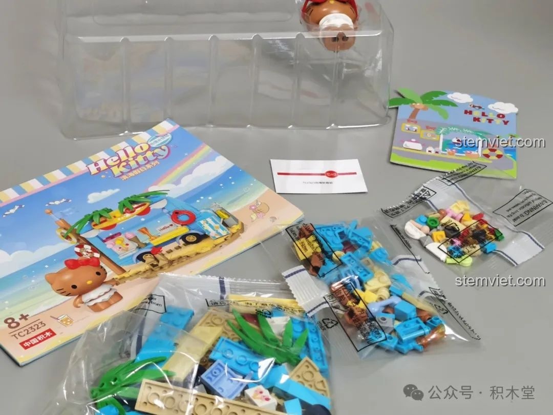 Mô hình Hello Kitty da nâu trong bộ bikini trắng tinh khôi và kính râm đen, một phần của bộ đồ chơi lắp ráp Trạm Tiếp Năng Lượng TOP TOY.