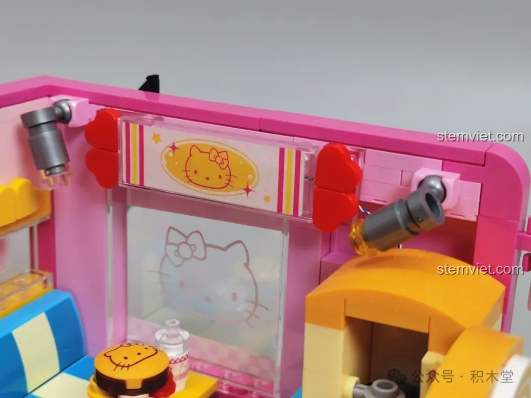 Góc nhìn khác của nhà hàng Hello Kitty Bãi Biển (TC2032) với đèn LED bật sáng, thể hiện không gian ấm cúng và chi tiết nội thất.