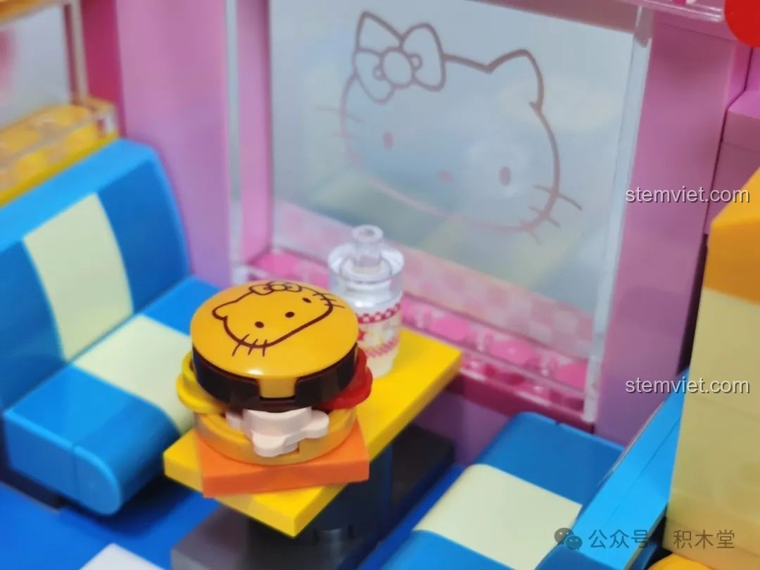 Nhà hàng Hello Kitty Bãi Biển (TC2032) đã lắp ráp hoàn chỉnh với đèn LED bật sáng, tạo hiệu ứng lung linh và thu hút.