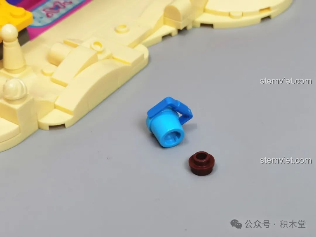 Mặt trước của nhà hàng Hello Kitty Bãi Biển (TC2032) đã lắp ráp hoàn chỉnh, với biển hiệu Hello Kitty và cây dừa.