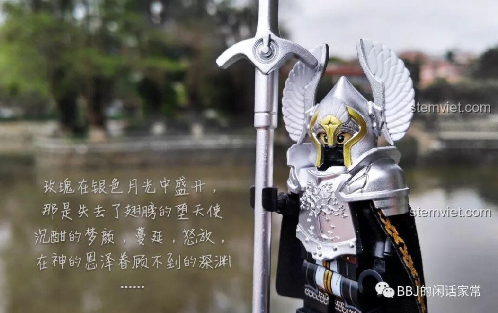 Minifigure Hiệp Sĩ Thiên Nga Dol Amroth với áo giáp bạc và khiên xanh, cầm giáo.