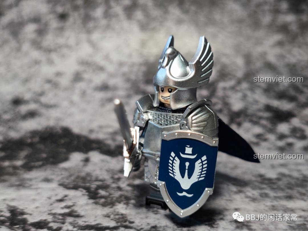 Minifigure Hiệp Sĩ Thiên Nga Dol Amroth với áo giáp bạc và khiên xanh, cầm giáo.