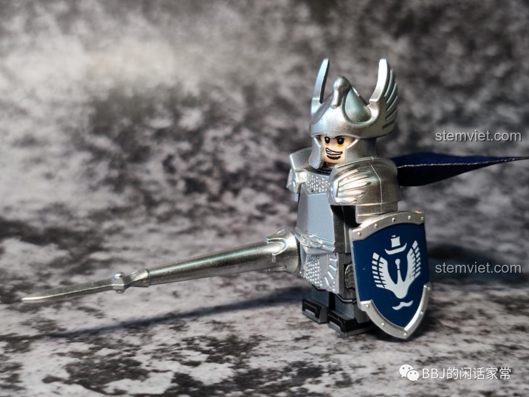 Minifigure Hiệp Sĩ Thiên Nga Dol Amroth với áo giáp bạc và khiên xanh, cầm giáo.