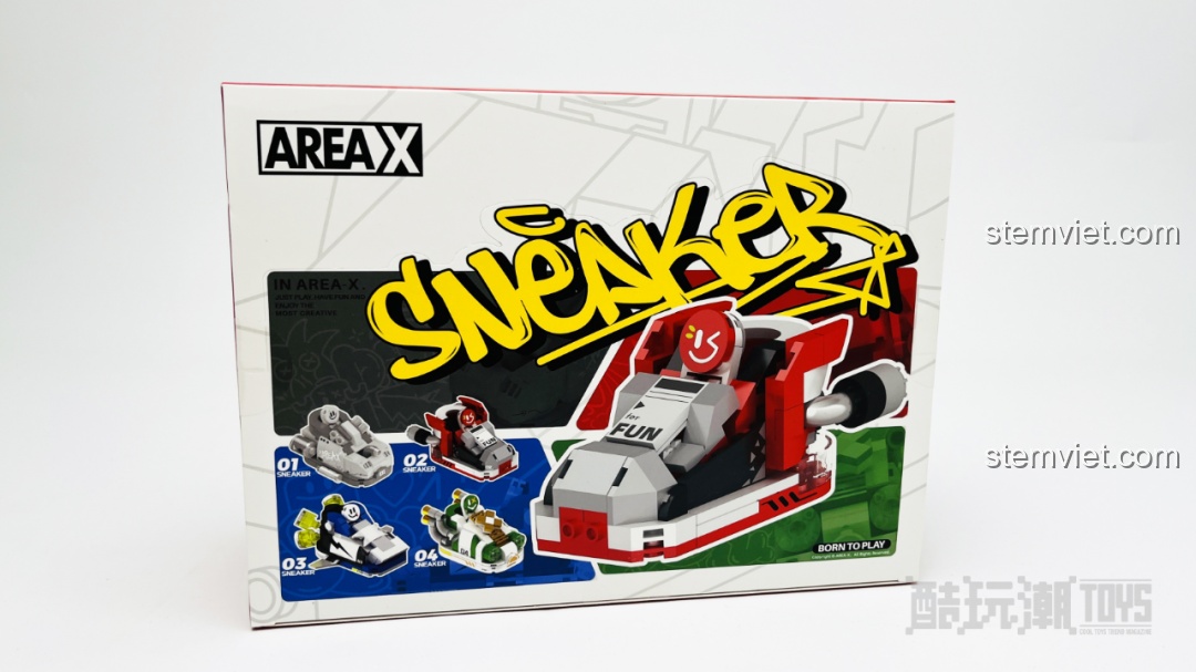 Hiệu ứng ánh sáng từ đèn LED bên trong đế của mô hình Trạm Cơ Sở Giày Sneaker, tạo không khí ấm cúng.