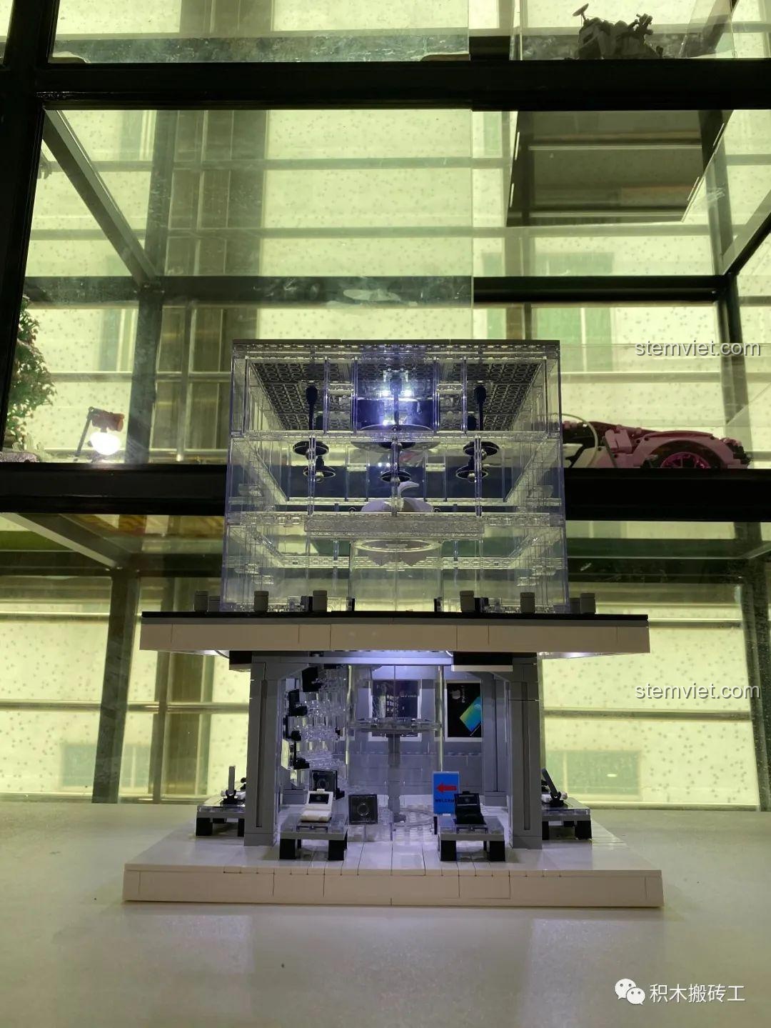 Hiệu ứng ánh sáng của bộ đồ chơi Sembo SD 6900 Cửa hàng flagship Apple khi bật đèn, tầng dưới sáng rõ.