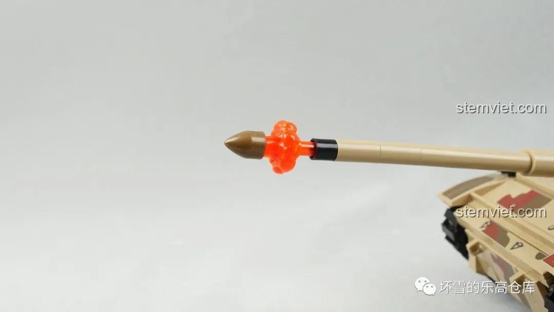 Hiệu ứng bắn pháo độc đáo gắn ở nòng pháo của mô hình xe tăng 88A Sembo 203127, tạo cảm giác chân thực khi chơi.