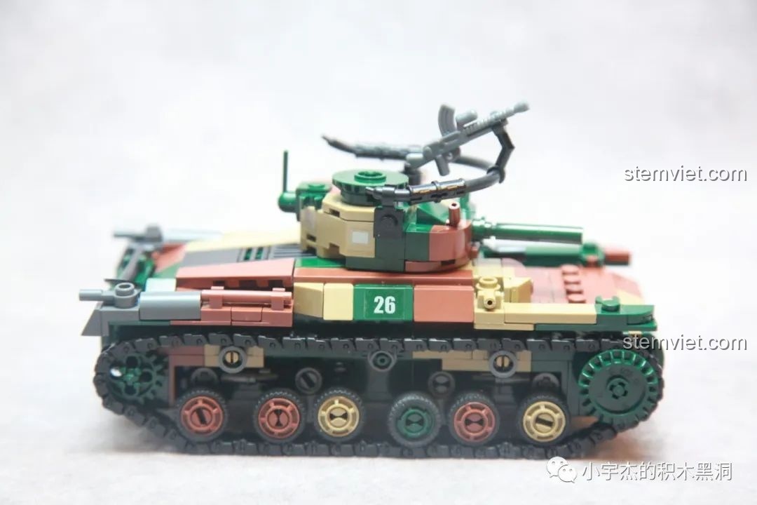 Góc nhìn bên hông của mô hình Type 97 Chi-Ha M38 B1107, làm nổi bật hiệu ứng màu camo.