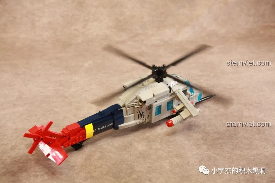 Hiệu ứng cánh quạt chính của mô hình WOMA C0897 đang quay tít nhờ cơ chế dây cót, một tính năng vui nhộn.