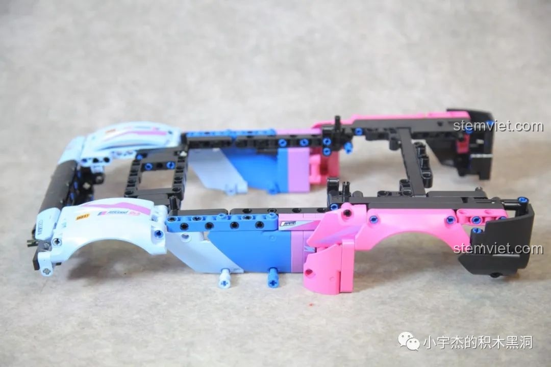 Thân vỏ xe SEMBO 715006 với hiệu ứng chuyển màu từ xanh nhạt sang hồng đậm.