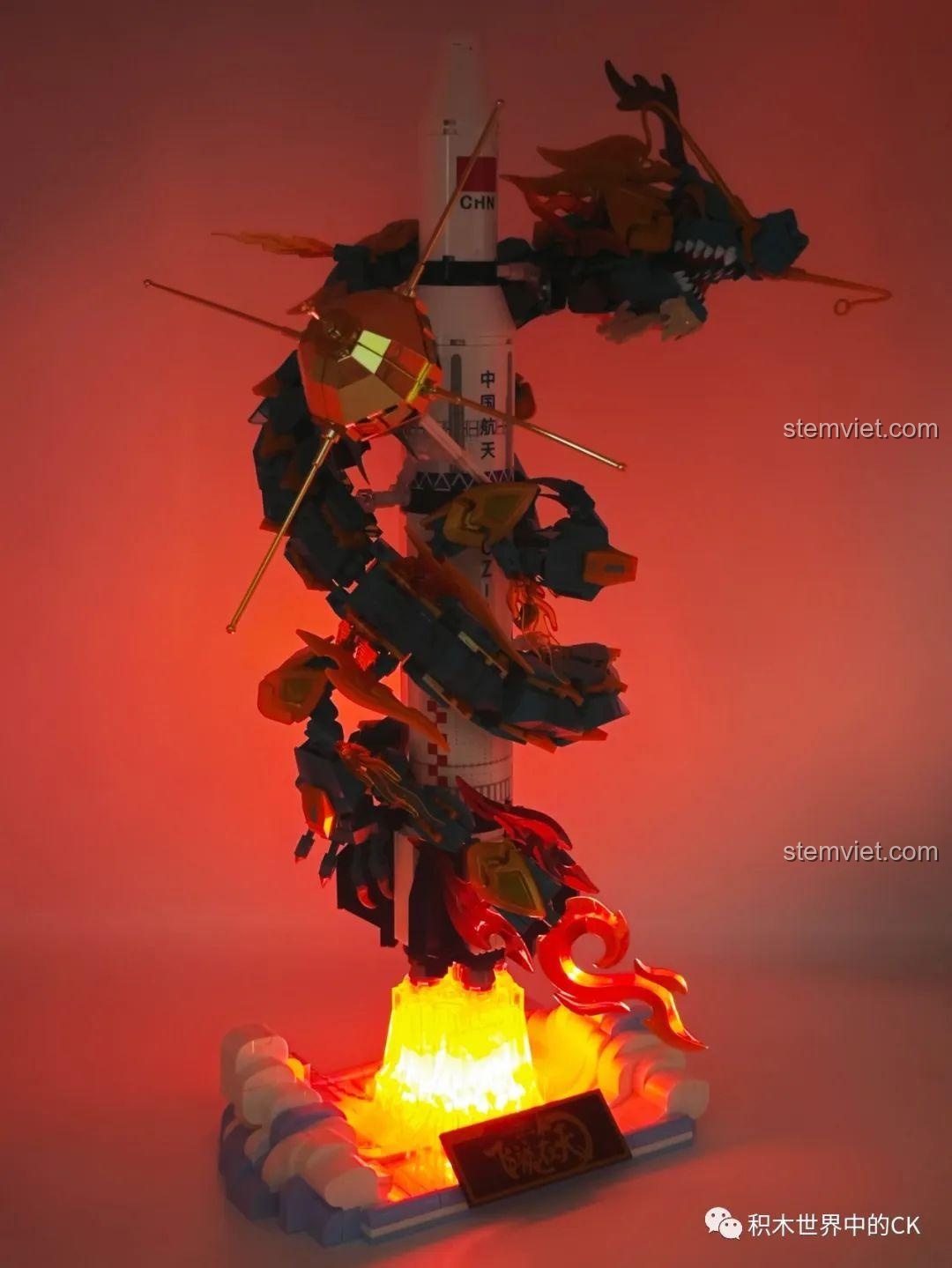 Mô hình SEMBO 203359 được thắp sáng bằng đèn LED màu đỏ cam, tạo hiệu ứng tên lửa đang được phóng lên.