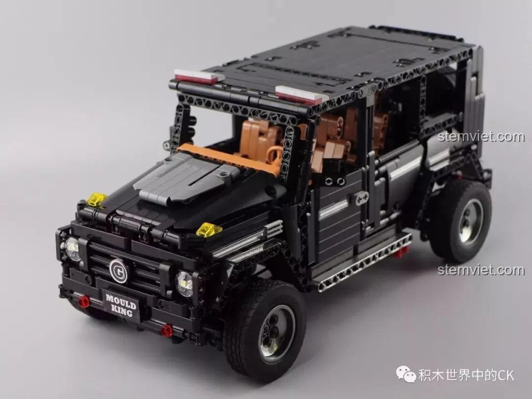 Nhìn ngang xe Mould King 13070 với hệ thống đèn được bật, ánh sáng xanh gầm xe tạo hiệu ứng thị giác mạnh mẽ.
