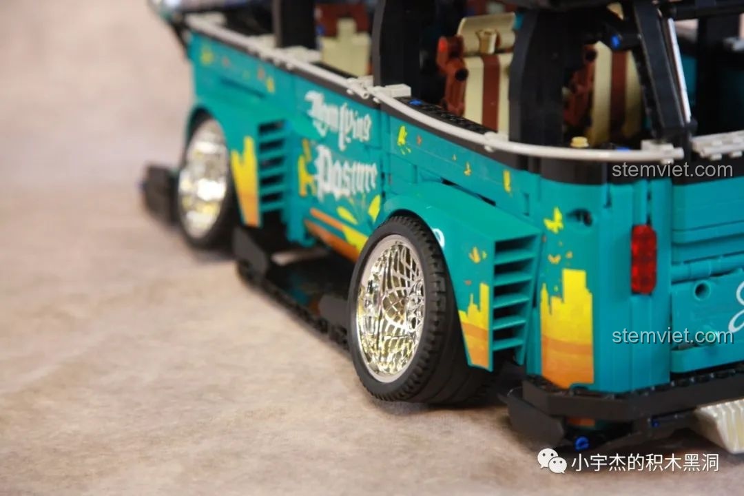 Góc nhìn thấp từ bên hông xe K Box 10510, nhấn mạnh hiệu ứng gầm thấp độc đáo của mô hình.