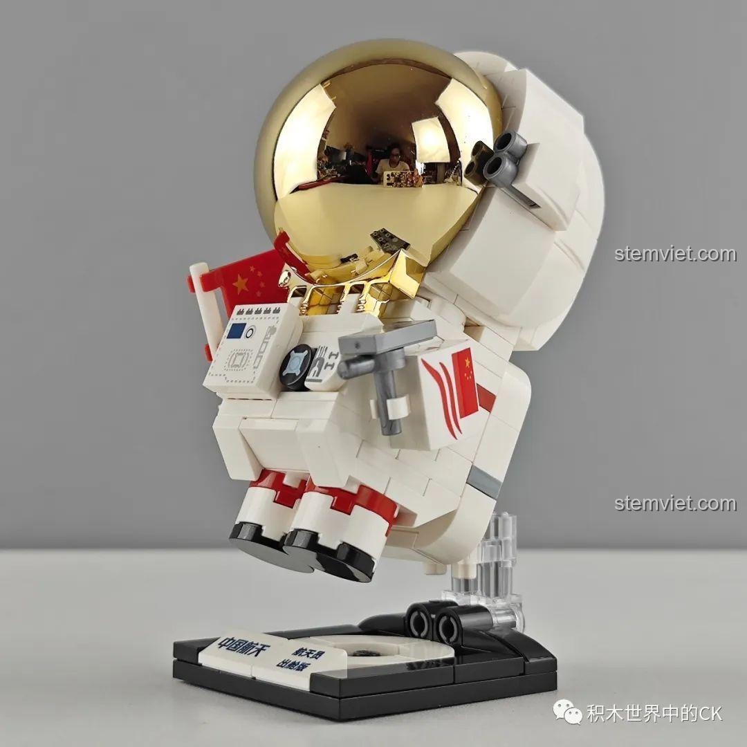 Mô hình phi hành gia Keeppley K10209 được trưng bày với hiệu ứng lơ lửng nhờ chân đế trong suốt.