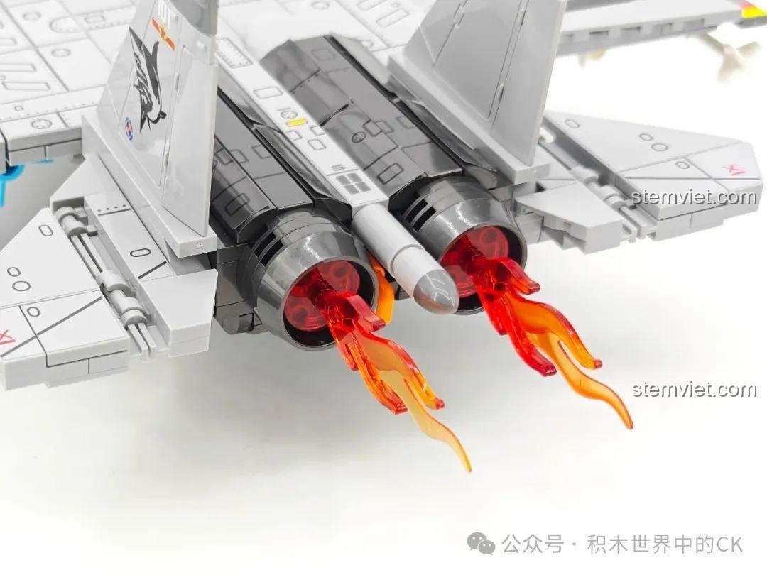 Cận cảnh động cơ phản lực với hiệu ứng lửa của tiêm kích J-15, thuộc bộ đồ chơi xây dựng SEMBO.