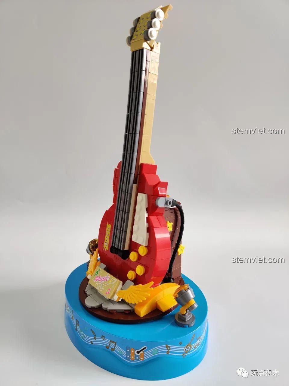 Góc nhìn nghiêng từ phía sau của mô hình guitar điện WOMA C0365, cho thấy dây kết nối và các chi tiết khác.