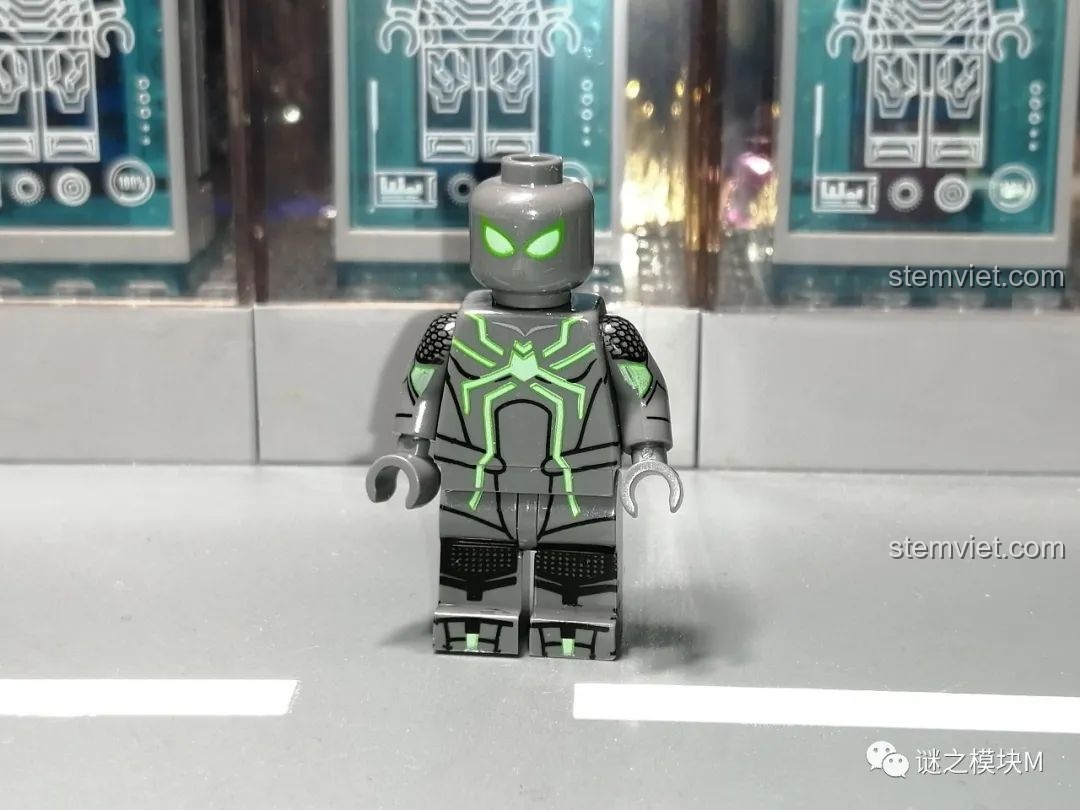 Hình ảnh gốc của Ghost Spider, minh họa thiết kế và màu sắc đặc trưng, giúp so sánh với minifigure SY1461.