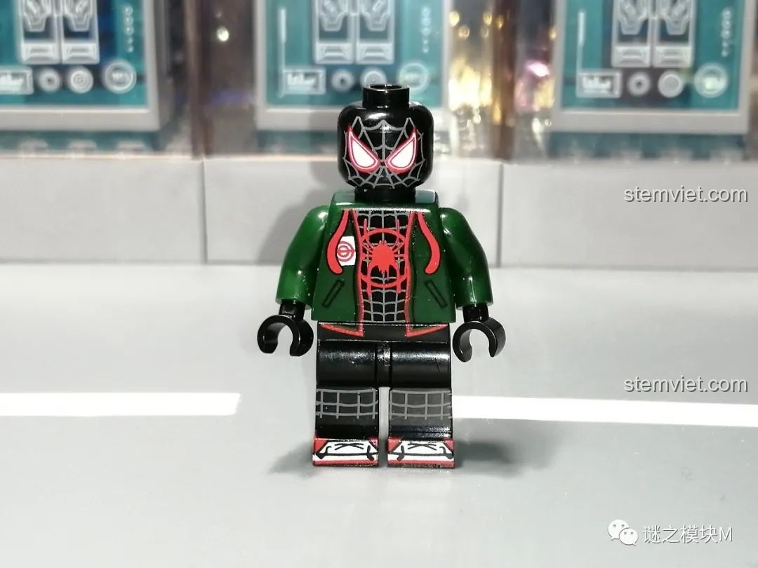 Hình ảnh gốc của Miles Morales với áo khoác xanh lá, minh họa phong cách đặc trưng từ phim hoạt hình Spider-Verse.