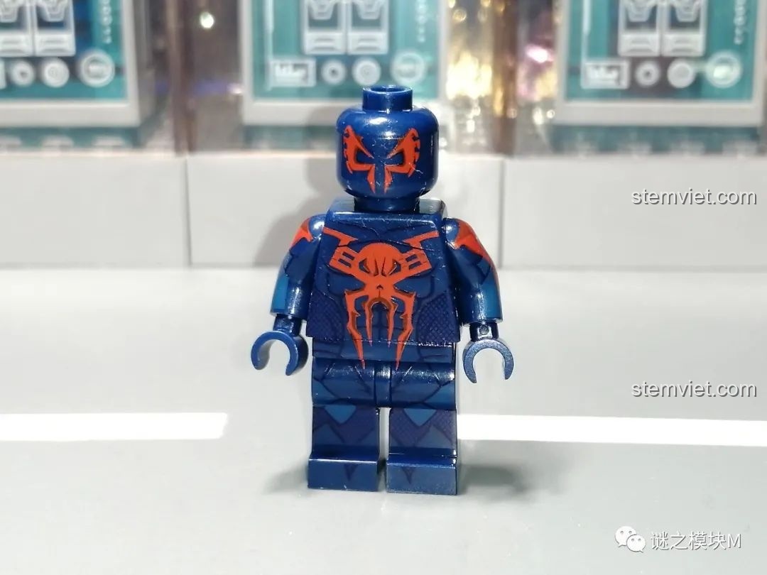 Hình ảnh gốc của Spider-Man 2099, minh họa thiết kế và màu sắc đặc trưng, giúp so sánh với minifigure SY1461.