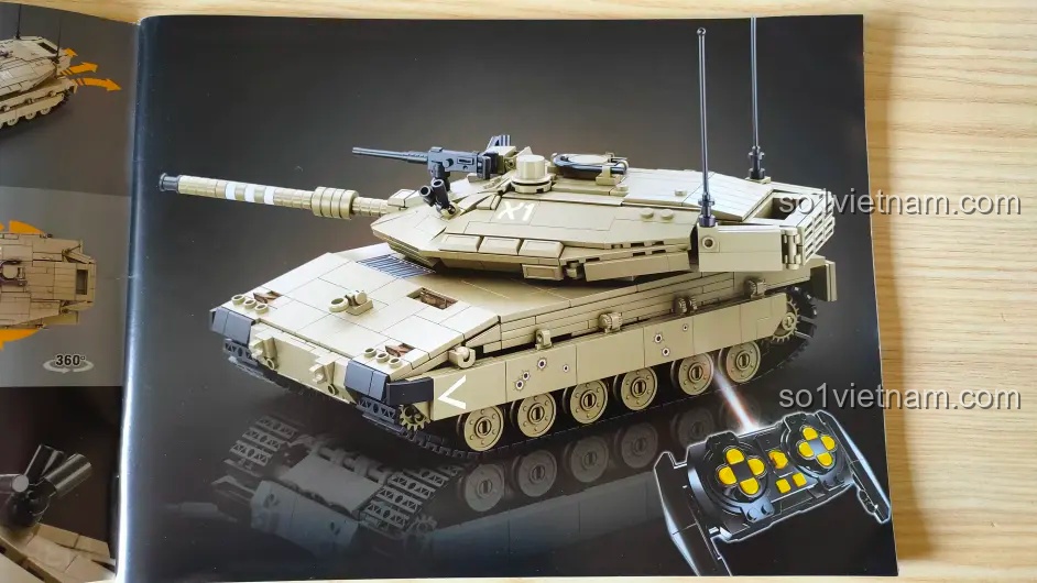 Hình ảnh mô hình xe tăng Merkava MK4 hoàn thiện trong sách hướng dẫn của bộ Sluban M38-B1022, rất sắc nét và hấp dẫn.